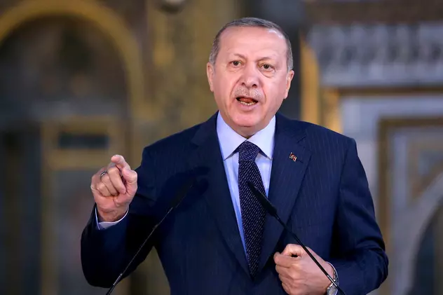 Erdogan l-a acuzat pe Netanyahu că este ”un terorist”. Erdogan, îmbrăcat într-un costum albastru, ține un discurs