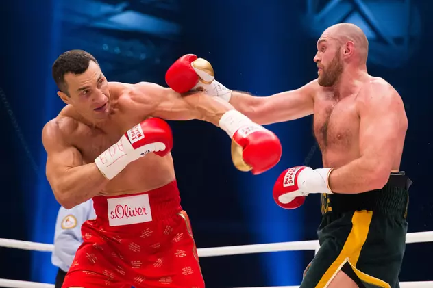 Tyson Fury, ironizat de Vladimir Kliciko: fotografie realizată în timpul meciului disputat de cei doi boxeri în 2015.