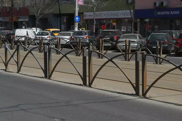 Gardurile metalice montate de-a lungul liniei de tramvai 21 au ruginit