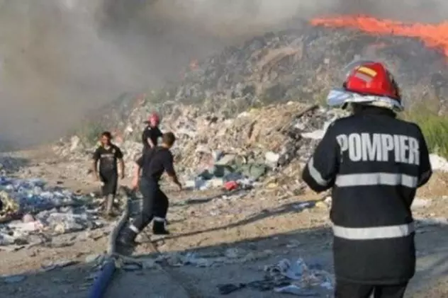 Incendiu la o groapă de gunoi din Dâmbovița. 50 de tone de deșeuri au luat foc