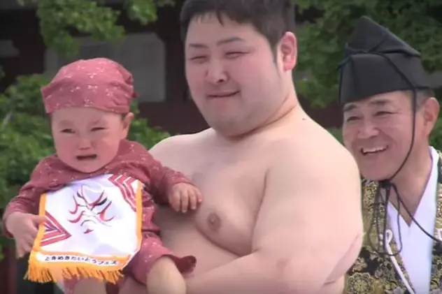 luptatori de sumo care sperie copiiiluptatori de sumo care sperie copiii