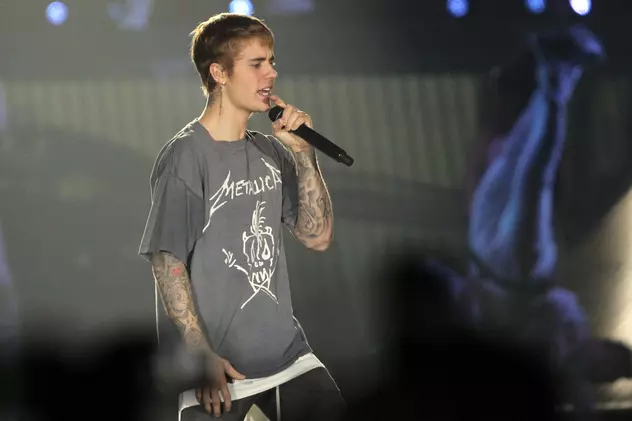 Mesajul Justin Bieber de Paște. Justin Bieber in concert purtând un tricou cu Metallica