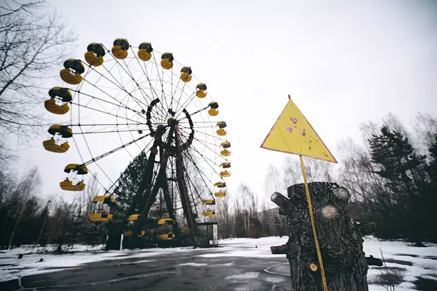 Marea roată din parcul de distracţii din Pripiat, rămasă neclintită după explozia de la centrala nucleară din Cernobîl