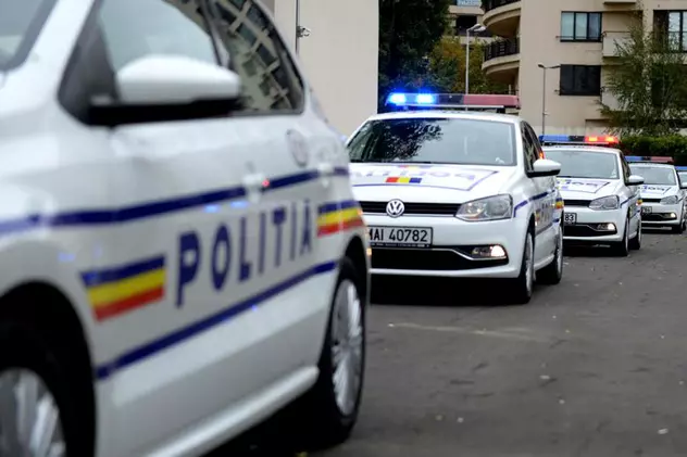 Un bărbat din București s-a urcat pe un stâlp și a amenințat că se sinucide