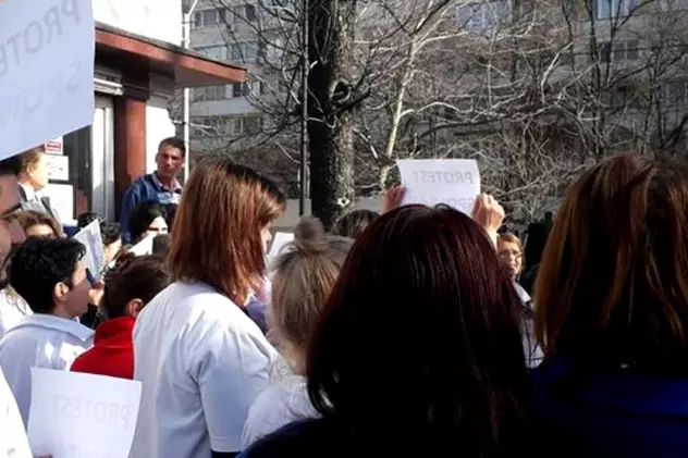 A patra zi de proteste la Institutul "Marius Nasta" din București/angajații au ieșit în curtea institutului marius nasta să protesteze