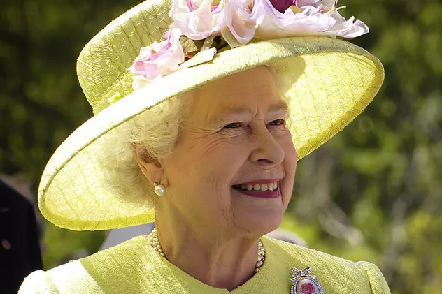 Regina Elisabeta a II-a împlineşte 92 de ani, pe 21 aprilie. Regina Elisabeta, îmbrăcată în galben, cu o pălărie de aceeași culoare