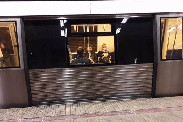 Metroul din București se poate opri oricând, din lipsă de personal. Tren de metrou marca Bombardier, care are călători, oprit într-o stație