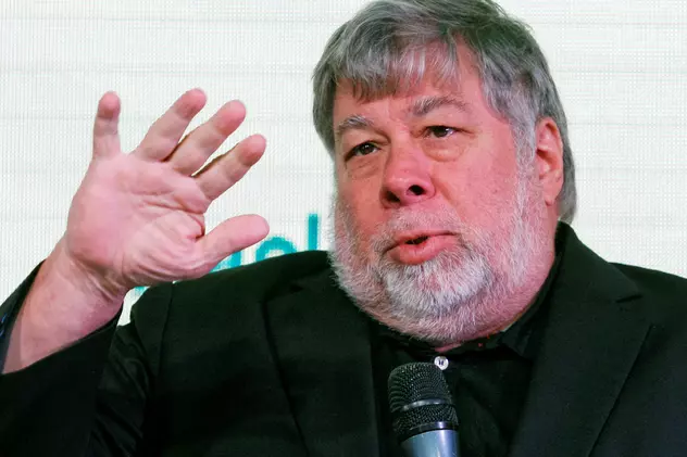 Șteve Wozniak își închide contul de Facebook, în semn de protest față de colectarea datelor personale de către rețeaua socială. Steve Wozniak cu un microfon într-o mână și făcând cu cealaltă mână către public în timpul unui discurs