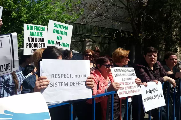 Biologi, biochimisti si chimisti protesteaza in fața Ministerului Muncii