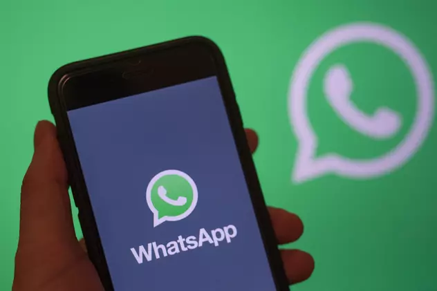Isteria pe WhatsApp a dus la linșări de oameni pe stradă în India. Aplicație WhatsApp pe smartphone cu logo-ul verde al WhatsApp în fundal