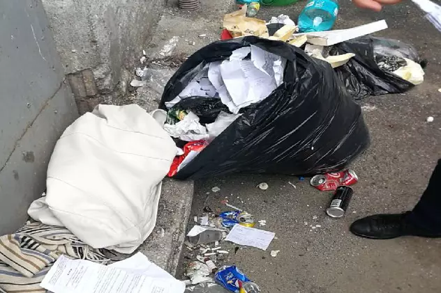 Actele clienților unei bănci din Baia Mare, aruncate la gunoi. Captură video cu actele aruncate la gunoi