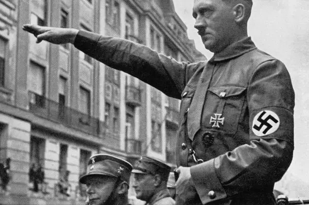 Raport despre viaţa sexuală a lui Adolf Hitler. Foto alb-negru cu Adolf Hitler, făcând celebrul salut nazist, cu mâna dreaptă întinsă