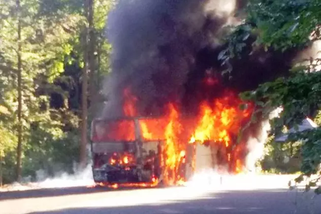 Autocarul cu 50 de persoane a fost cuprins de flăcări în Pasul Gutâi