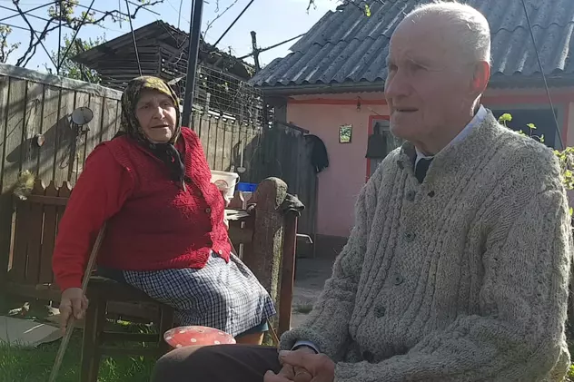 Cum au fost strămutați civilii în cel de-Al Doilea Război Mondial. Vasile Apopei, împreună cu soția, în curtea casei din Zvoronești, Neamț