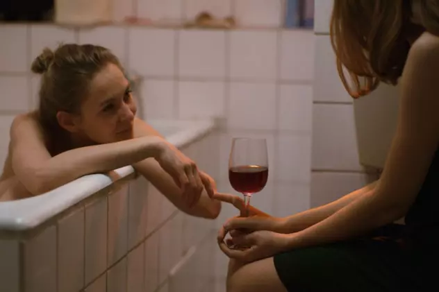 Primul film românesc cu o poveste de dragoste lesbiană. O producție cu buget de câteva mii de euro pentru ”generația Facebook”