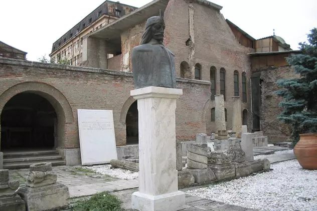 Primăria Capitalei va reface Palatul Voievodal Curtea Veche. Monumentul se află pe strada Lipscani