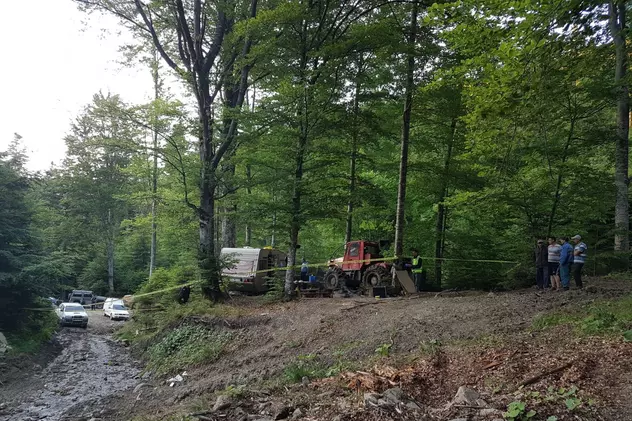 FOTO/Un mort și doi răniți, după ce un muncitor a lovit cu un utilaj forestier un proiectil din Al Doilea Război Mondial
