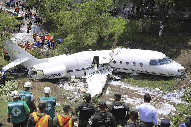 Un avion s-a rupt în două, după ce a ieșit de pe pista de aterizare (FOTO)