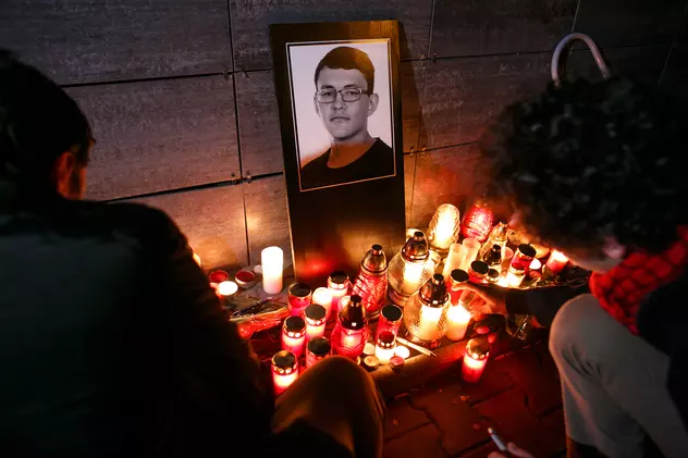 Suspecţi reținuți în cazul asasinării jurnalistului Jan Kuciak. Fotografia lui Jan Kuciak, înconjurată de lumânări