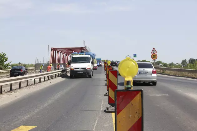 Planul de reabilitare a podului de la Mărăcineni, dat peste cap din cauza numărului mic de muncitori