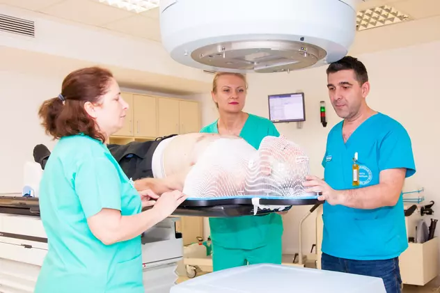 Medicii de la Spitalul Militar din Bucuresti trateaza cancerul prin tehnici de varf