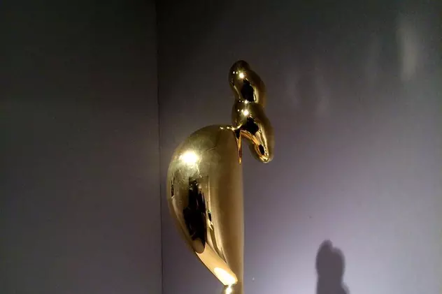 ”Tânăra sofisticată” a lui Brâncuşi, vândută cu 71 de milioane de dolari. În imagine, sculptura "Tânăra sofisticată"