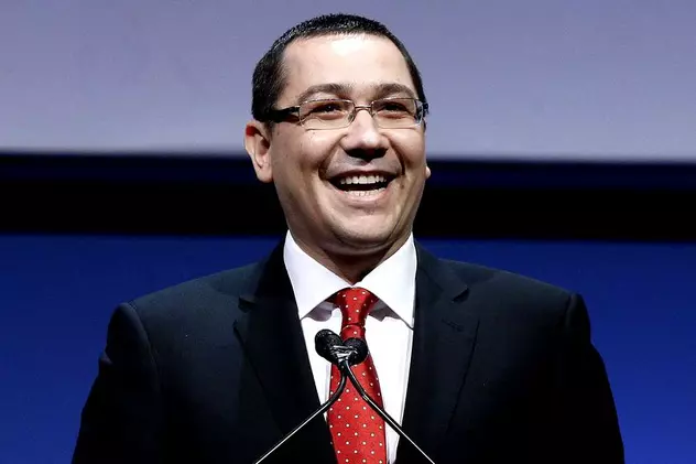 Roast-ul lui Victor Ponta a fost amânat. Victor Ponta râde, în fața unui pupitru