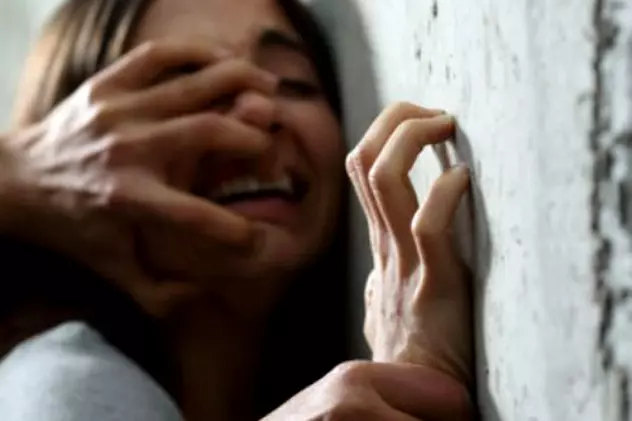 O tânără cu handicap ar fi fost violată într-un centru din Urlați
