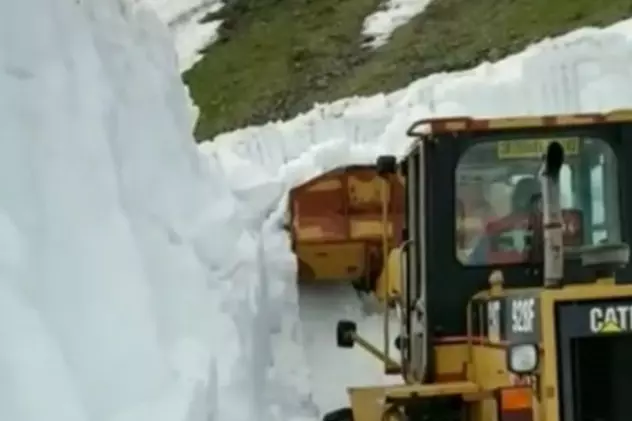 Zăpadă pe Transfăgărășan la sfârșit de mai. Drumarii intervin cu autospeciale pentru a curăța șoseaua de omăt