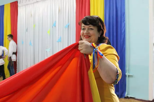 Profesor la școala românească din Tiraspol. Raisa Pădurean, ținând o pânză tricolor mare în mână