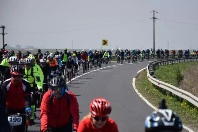 "Pedalăm pentru România". Pe bicicletă din Bucureşti, Timişoara şi Iaşi, până la Alba Iulia