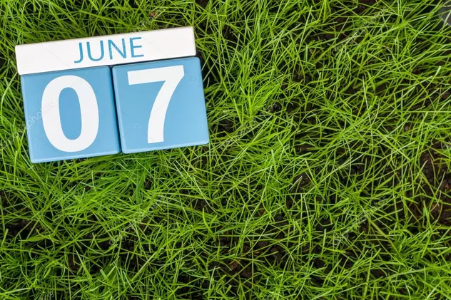 Ce s-a întâmplat azi, 7 iunie. Iarbă verde, pe care scrie, într-un colț 7 iunie... în limba engleză