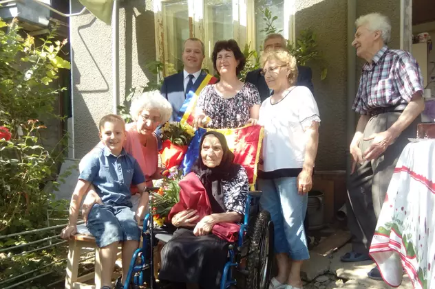 O femeie din Galaţi care împlineşte o sută de ani a fost sărbătorită în curtea casei de autorităţi