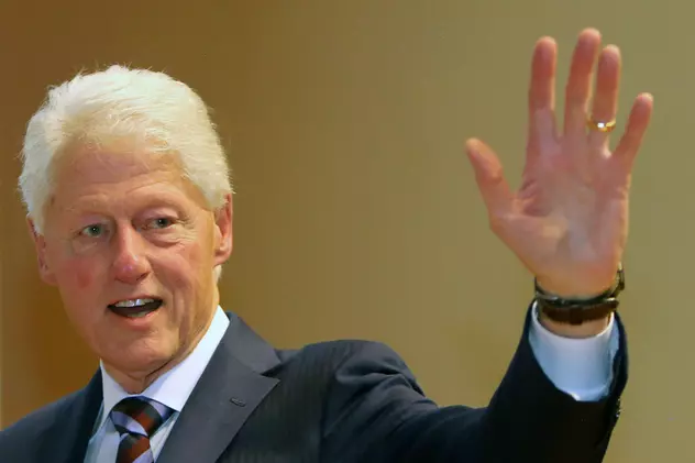 Bill Clinton și-a publicat prima carte de ficțiune ”Președintele lipsește”