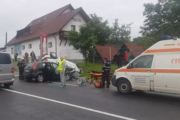 Doi morți și trei răniți grav, în două accidente petrecute aproape simultan pe DN1, la Perșani