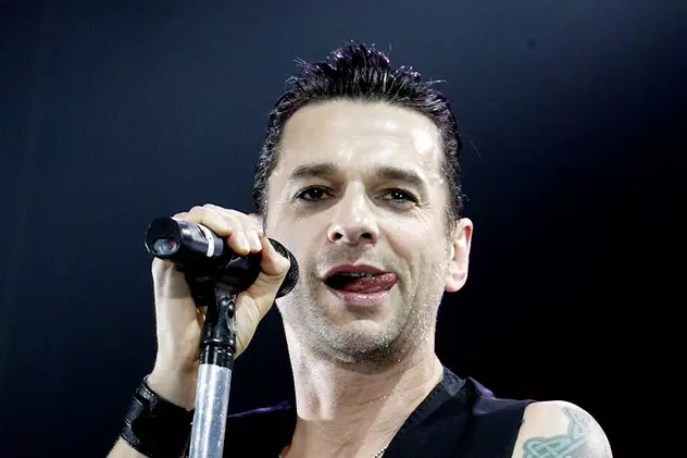 Ce s-a întâmplat azi, 23 iunie. Dave Gahan, solistul trupei Depeche Mode, în timpul unui concert