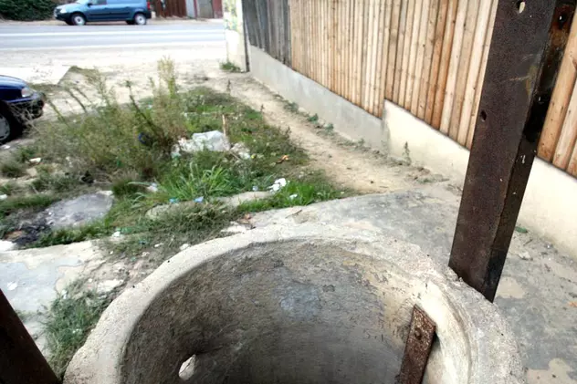 O femeie din Neamț își acuză vecinul că ar fi otrăvit fântâna. A ajuns la spital cu ingestie de sodă caustică