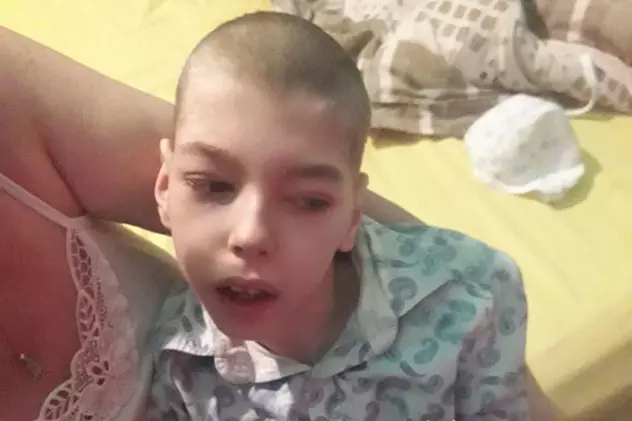 Gabriel Marian Giambașu este bolnav de 11 ani. Nu se poate juca, nu poate merge și nu poate vorbi. Orfan din prima zi de viață, băiatul este crescut cu mari greutăți de bunică