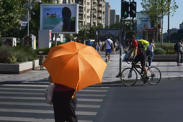 Cum va fi vremea în București, pe 9 iunie. Circulație pe timp de ploaie, în CapitalăTemperaturi de vară, în weekend-ul 27-28 octombrie. Femeie cu o umbrelă portocalie, apărându-se de soarele puternic