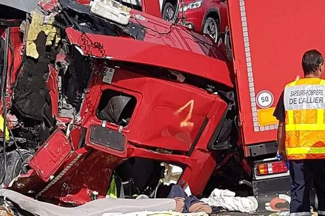 Accident cu cinci camioane în Franţa. Un şofer român şi unul ceh au murit pe loc