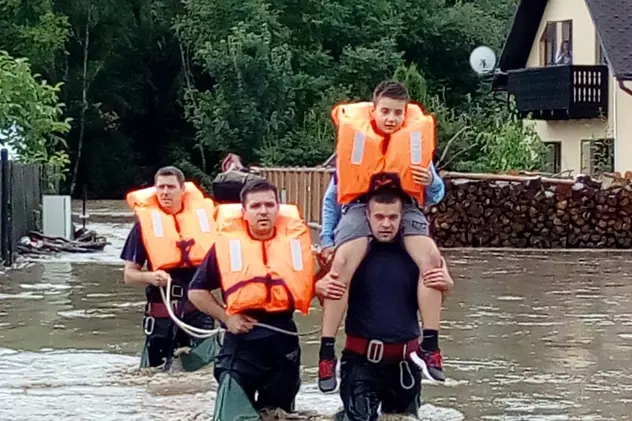 Peste 500 de oameni, evacuați din cauza inundațiilor. MAI a distribuit mâncare și apă în zonele afectate de viituri