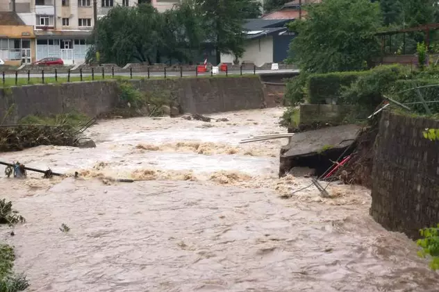 Cod galben de inundaţii pe râuri din Sălaj și alte două județe. Râu învolburat, după o ploaie abundentă