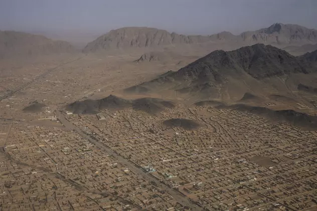 ARMATA 360° / Mergi la 4.000 de kilometri de România, într-un tur virtual al deșertului afgan. Soldații români se antrenează acolo cu muniție reală - VIDEO