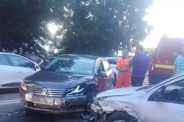 Maşina unui poliţist din Galaţi, implicată într-un accident. Șoferul ar fi fugit de la fața locului, susțin martorii