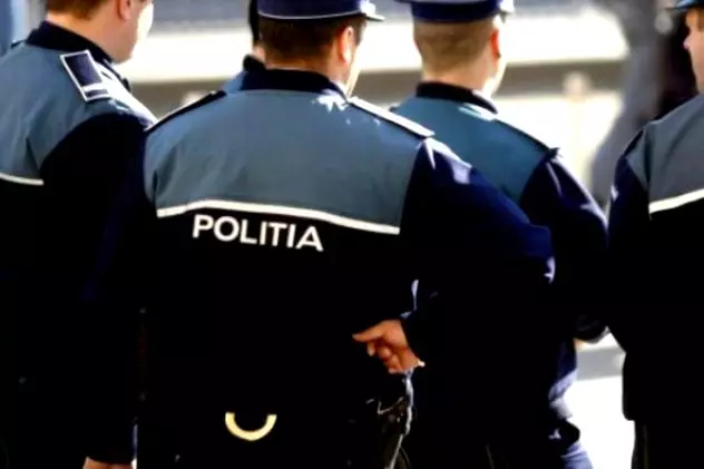 Polițiștii din Giurgiu învaţă tehnici de ju-jitsu. Polițiști care stau cu spatele. Unul dintre ei are cătușe la el și ține mâna dreaptă la spate. Altul ține ambele mâini la spate
