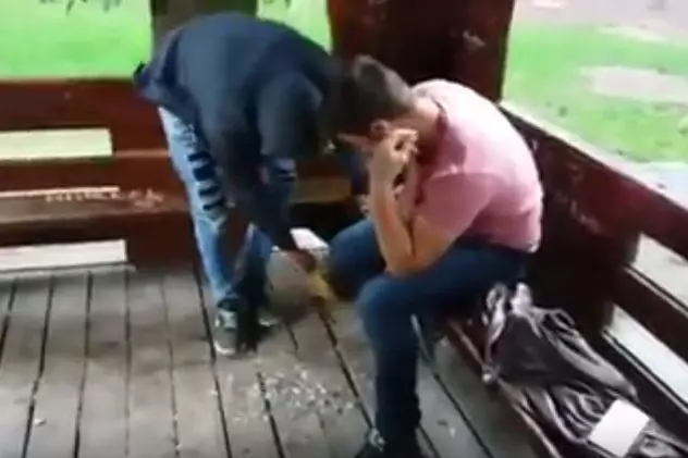 Tineri care au aruncat pe jos cojile de semințe, pedepsiți exemplar de polițiști (VIDEO)