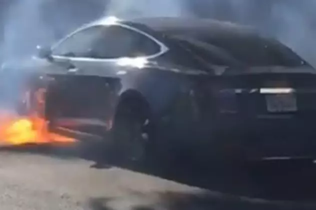 Mașina Tesla condusă de regizorul Michael Moriss a luat foc din senin