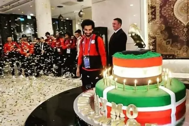 Mohamed Salah a primit un tort de 100 de kilograme de ziua lui | VIDEO