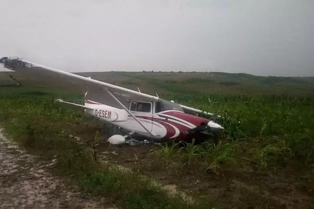 Un avion de mici dimensiuni a aterizat forţat în județul Iași. Doi bărbați au scăpat cu viață