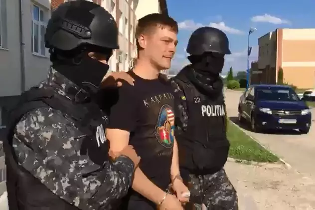 Extremiștii Szocs Zoltan și Beke Istvan, lideri ai grupării "Mișcarea de Tineret 64 de Comitate" (HVIM) din Transilvania, condamnați în dosarul în care au fost acuzați că intenționau să detoneze un dispozitiv exploziv improvizat la manifestările de 1 Decembrie 2015 de la Târgu Secuiesc, au fost ridicați de polițiști.